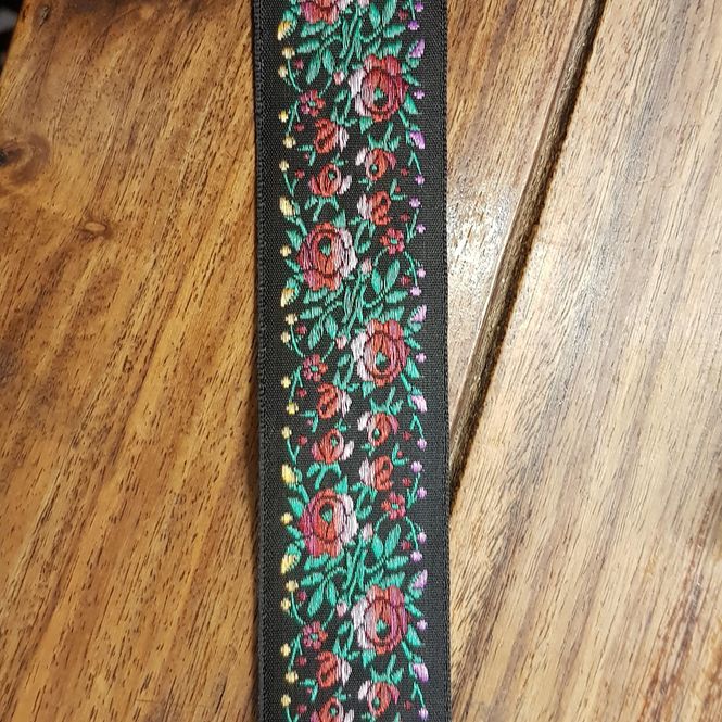 Hovedbilde Bånd 10 35 mm svart bunn med små blomster og ...